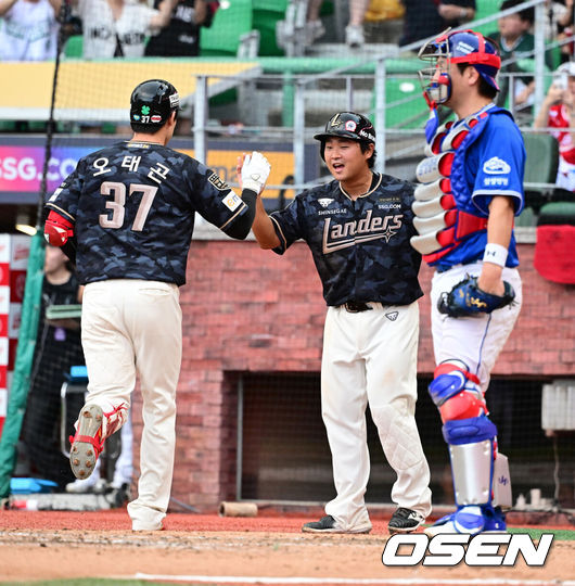 [OSEN=인천, 지형준 기자] 15일 오후 인천SSG랜더스필드에서 2024 신한 SOL Bank KBO리그 SSG 랜더스와 삼성 라이온즈의 경기가 열렸다. 7회말 2사 2루에서 SSG 오태곤이 동점 투런포를 날리며 기뻐하고 있다. 2024.09.15 / jpnews@osen.co.kr