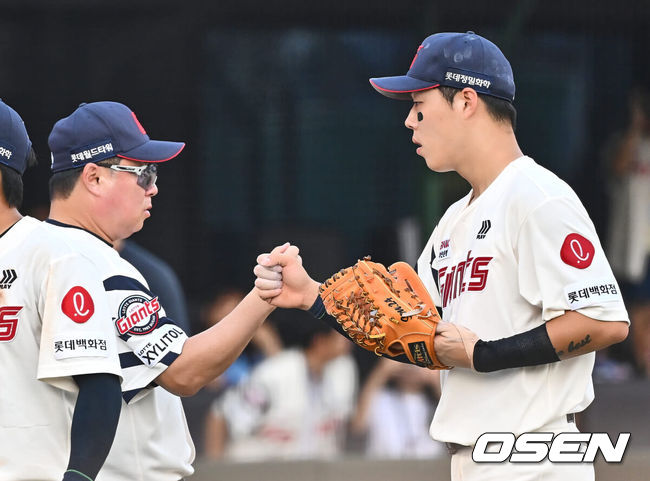 [OSEN=부산, 이석우 기자] 15일 부산 사직야구장에서 2024 신한 SOL 뱅크 KBO 리그 롯데 자이언츠와 한화 이글스의 경기가 열렸다. 홈팀 롯데는 윌커슨이 선발 출전하고 한화는 와이스가 선발 출전했다.롯데 자이언츠 고승민이 한화 이글스에 16-9로 승리한 후 김태형 감독과 기쁨을 나누고 있다. 2024.09.15 / foto0307@osen.co.kr