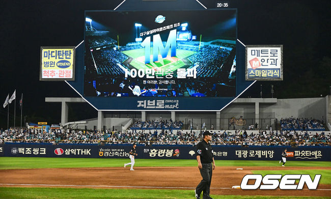 [OSEN=대구, 이석우 기자] 14일 대구삼성라이온즈파크에서 2024 신한 SOL 뱅크 KBO 리그 삼성 라이온즈와 KT 위즈의 경기가 열렸다. 삼성이 100만 관중 돌파하고 전광판을 통해 팬들에게 감사 인사를 하고 있다. 2024.08.14 / foto0307@osen.co.kr