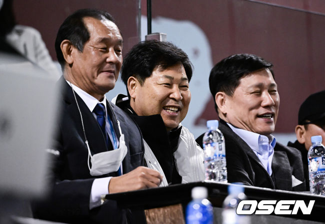 [OSEN=잠실,박준형 기자] KBO 레전드 박철순과 이만수, 허구연 KBO 총재가 경기를 관전하고 있다. 2022.10.24  / soul1014@osen.co.kr