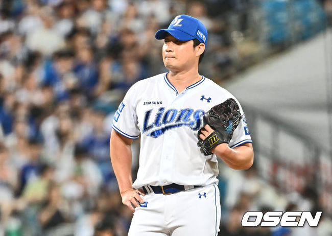 [OSEN=대구, 이석우 기자] 31일 대구삼성라이온즈파크에서 2024 신한 SOL 뱅크 KBO 리그 삼성 라이온즈와 KIA 타이거즈의 경기가 열렸다. 홈팀 삼성은 백정현이 방문팀 KIA는 황동하가 선발 출전했다. 삼성 라이온즈 오승환이 6회초 2사 만루 KIA 타이거즈 박찬호에게 중견수 왼쪽 동점 2점 안타를 맞고 아쉬워하고 있다. 2024.08.31 / foto0307@osen.co.kr