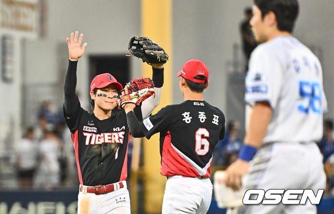 [OSEN=대구, 이석우 기자] 31일 대구삼성라이온즈파크에서 2024 신한 SOL 뱅크 KBO 리그 삼성 라이온즈와 KIA 타이거즈의 경기가 열렸다. 홈팀 삼성은 백정현이 방문팀 KIA는 황동하가 선발 출전했다. KIA 타이거즈 박찬호가 삼성 라이온즈에 15-13으로 승리한 후 기뻐하고 있다. 2024.08.31 / foto0307@osen.co.kr