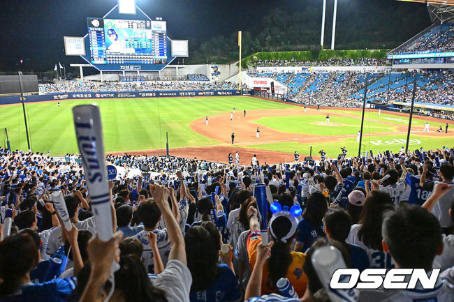 [OSEN=대구, 이석우 기자] 14일 대구삼성라이온즈파크에서 2024 신한 SOL 뱅크 KBO 리그 삼성 라이온즈와 KT 위즈의 경기가 열렸다. 홈팀 삼성은 원태인이 방문팀 KT는 쿠에바스가 선발 출전했다. 삼성 라이온즈 팬들이 응원을 하고 있다. 2024.08.14 / foto0307@osen.co.kr