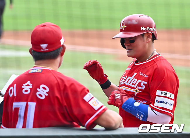 [OSEN=부산, 이석우 기자] 8일 부산 사직야구장에서 2024 신한 SOL 뱅크 KBO 리그 롯데 자이언츠와 SSG 랜더스의 경기가 열렸다. 홈팀 롯데는 반즈가 선발 출전하고 SSG는 엘리아스가 선발 출전했다. SSG 랜더스 추신수가 롯데 자이언츠와의 사직 마지막 경기에 출전해 2회 1사 만루 1타점 희생타를 치고 이숭용 감독과 하이파이브를 하고 있다. 2024.09.08 / foto0307@osen.co.kr