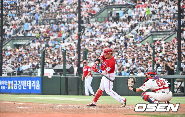 [OSEN=부산, 이석우 기자] 8일 부산 사직야구장에서 2024 신한 SOL 뱅크 KBO 리그 롯데 자이언츠와 SSG 랜더스의 경기가 열렸다. 홈팀 롯데는 반즈가 선발 출전하고 SSG는 엘리아스가 선발 출전했다. SSG 랜더스 추신수가 롯데 자이언츠와의 사직 마지막 경기에 출전하고 있다. 2024.09.08 / foto0307@osen.co.kr