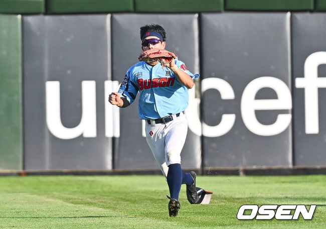 [OSEN=부산, 이석우 기자] 17일 부산 사직야구장에서 2024 신한 SOL 뱅크 KBO 리그 롯데 자이언츠와 LG 트윈스의 경기가 열렸다. 홈팀 롯데는 박진이 선발 출전하고 LG는 엔스가 선발 출전했다.롯데 자이언츠 황성빈이 8회초 1사 만루 LG 트윈스 박해민의 타구를 잡고 있다. 2024.09.17 / foto0307@osen.co.kr