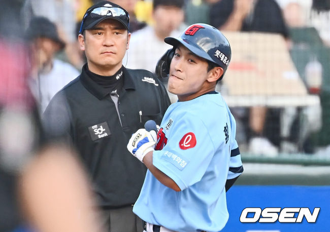 [OSEN=부산, 이석우 기자] 17일 부산 사직야구장에서 2024 신한 SOL 뱅크 KBO 리그 롯데 자이언츠와 LG 트윈스의 경기가 열렸다. 홈팀 롯데는 박진이 선발 출전하고 LG는 엔스가 선발 출전했다.롯데 자이언츠 황성빈이 8회말 1사 2루 투수 앞 번트를 대고 투수 송구 실책때 3루로 전력질주 성공하고 있다. 2024.09.17 / foto0307@osen.co.kr