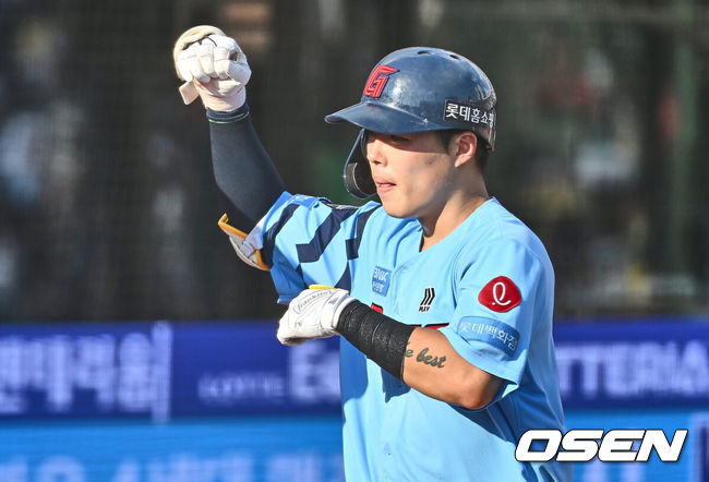 [OSEN=부산, 이석우 기자] 17일 부산 사직야구장에서 2024 신한 SOL 뱅크 KBO 리그 롯데 자이언츠와 LG 트윈스의 경기가 열렸다. 홈팀 롯데는 박진이 선발 출전하고 LG는 엔스가 선발 출전했다.롯데 자이언츠 고승민이 6회말 우월 역전 솔로 홈런을 치고 하이파이브를 하고 있다. 2024.09.17 / foto0307@osen.co.kr