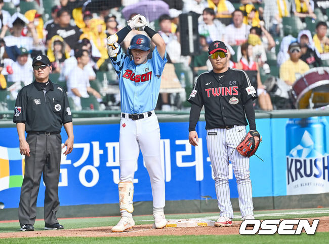 [OSEN=부산, 이석우 기자] 17일 부산 사직야구장에서 2024 신한 SOL 뱅크 KBO 리그 롯데 자이언츠와 LG 트윈스의 경기가 열렸다. 홈팀 롯데는 박진이 선발 출전하고 LG는 엔스가 선발 출전했다.롯데 자이언츠 고승민이 3회말 1사 1루 우중간 1타점 3루타를 치고 세리머미를 하고 있다. 2024.09.17 / foto0307@osen.co.kr