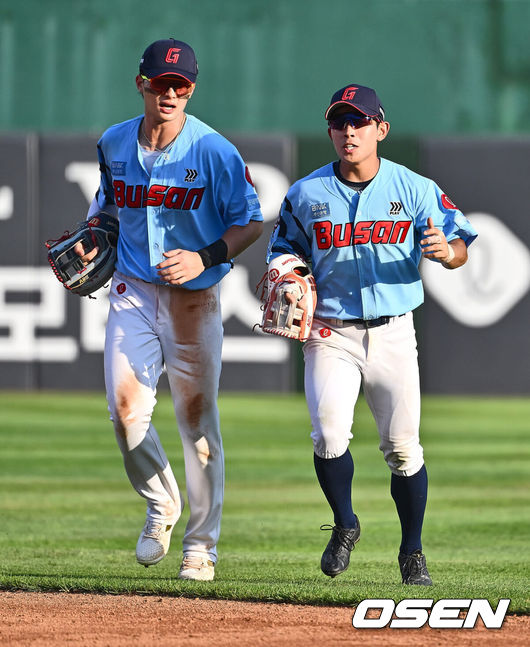 [OSEN=부산, 이석우 기자] 롯데 자이언츠 윤동희, 황성빈 / foto0307@osen.co.kr