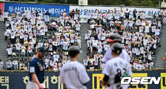 [OSEN=잠실, 지형준 기자] LG 팬들이 열띤 응원을 선보이고 있다. 2024.05.25 / jpnews@osen.co.kr