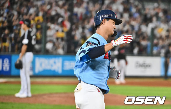 [OSEN=부산, 이석우 기자] 18일 부산 사직야구장에서 2024 신한 SOL 뱅크 KBO 리그 롯데 자이언츠와 LG 트윈스의 경기가 열렸다. 홈팀 롯데는 김진욱이 선발 출전하고 LG는 임찬규가 선발 출전했다.롯데 자이언츠 손호영이 8회말 좌월 동점 솔로 홈런을 치고 하이파이브를 하고 있다. 2024.09.18 / foto0307@osen.co.kr