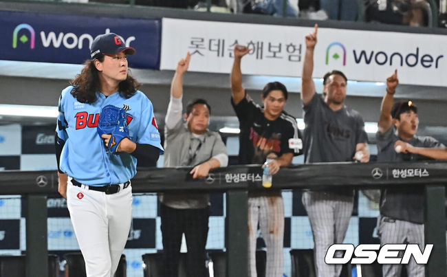 [OSEN=부산, 이석우 기자] 18일 부산 사직야구장에서 2024 신한 SOL 뱅크 KBO 리그 롯데 자이언츠와 LG 트윈스의 경기가 열렸다. 홈팀 롯데는 김진욱이 선발 출전하고 LG는 임찬규가 선발 출전했다.롯데 자이언츠 김원중이 9회초 무사 1,2루 LG 트윈스 홍창기에게 우익수 오른쪽 1타점 안타를 맞고 아쉬워하고 있다. 2024.09.18 / foto0307@osen.co.kr