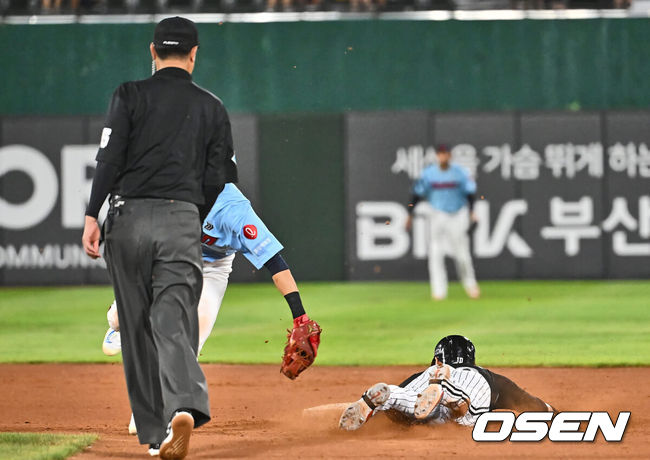 [OSEN=부산, 이석우 기자] 18일 부산 사직야구장에서 2024 신한 SOL 뱅크 KBO 리그 롯데 자이언츠와 LG 트윈스의 경기가 열렸다. 홈팀 롯데는 김진욱이 선발 출전하고 LG는 임찬규가 선발 출전했다.LG 트윈스 오지환이 8회초 2사 1루 이영빈 타석때 2루 도루를 시도해 볼 빠지는 사이 세이프되고 있다. 2024.09.18 / foto0307@osen.co.kr