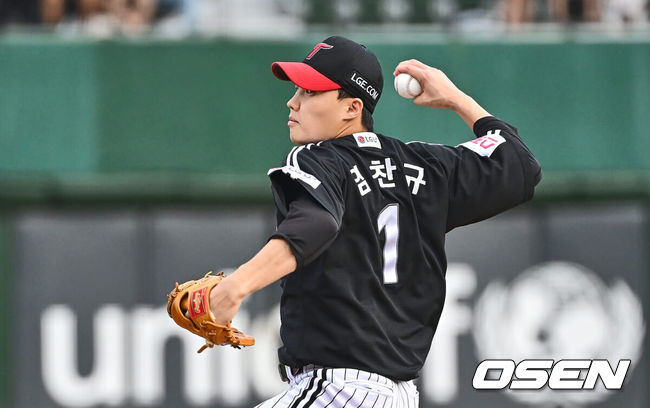 [OSEN=부산, 이석우 기자] 18일 부산 사직야구장에서 2024 신한 SOL 뱅크 KBO 리그 롯데 자이언츠와 LG 트윈스의 경기가 열렸다. 홈팀 롯데는 김진욱이 선발 출전하고 LG는 임찬규가 선발 출전했다.LG 트윈스 선발 투수 임찬규가 역투하고 있다. 2024.09.18 / foto0307@osen.co.kr