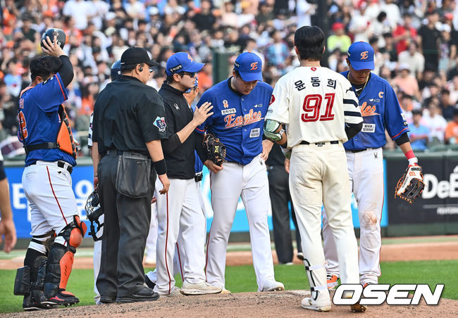 [OSEN=부산, 이석우 기자] 15일 부산 사직야구장에서 2024 신한 SOL 뱅크 KBO 리그 롯데 자이언츠와 한화 이글스의 경기가 열렸다. 롯데 자이언츠 윤동희가 7회말 무사 만루에서 자신의 타구에 머리를 맞은 한화 이글스 투수 한승혁에게 달려가고 있다. 2024.09.15 / foto0307@osen.co.kr