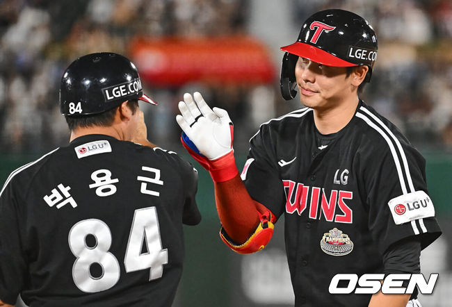 [OSEN=부산, 이석우 기자] 18일 부산 사직야구장에서 2024 신한 SOL 뱅크 KBO 리그 롯데 자이언츠와 LG 트윈스의 경기가 열렸다. 홈팀 롯데는 김진욱이 선발 출전하고 LG는 임찬규가 선발 출전했다.LG 트윈스 홍창기가 9회초 무사 1,2루 우익수 오른쪽 1타점 안타를 치고 하이파이브를 하고 있다. 2024.09.18 / foto0307@osen.co.kr