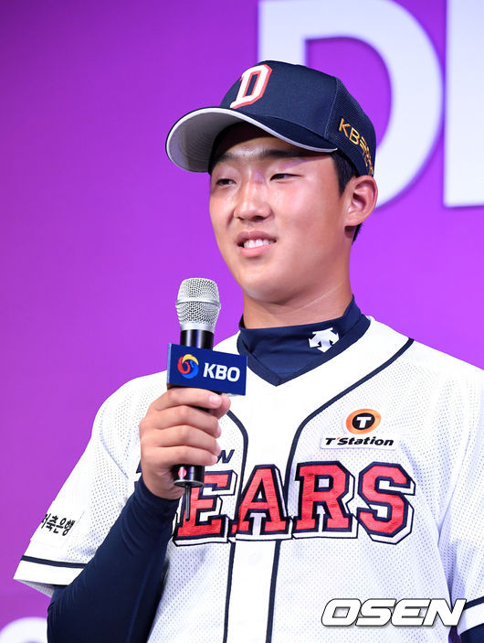 [OSEN=지형준 기자] 2020 KBO 신인 드래프트가 26일 오후 서울 웨스틴조선호텔 그랜드볼룸에서 열렸다.KBO 신인 드래프트는 1라운드부터 10라운드까지 진행되며 지명 순서는 2018년 팀순위의 역순인 NC-KT-LG-롯데-삼성-KIA-키움-한화-두산-SK 순으로 실시된다. 1차 지명된 두산베어스 이주엽(성남고)가 인터뷰를 하고 있다. /jpnews@osen.co.kr