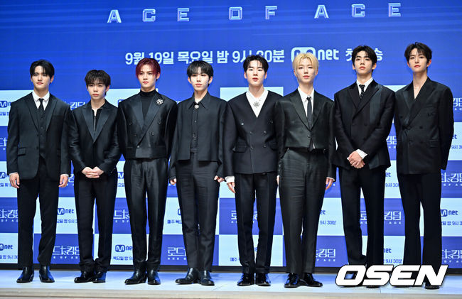 [OSEN=민경훈 기자] 19일 오전 Mnet 예능 '로드 투 킹덤 : ACE OF ACE' 제작발표회가 서울시 강남구 논현동 엘리에나호텔 컨벤션홀에서 열렸다.이 프로그램은 K-POP 보이그룹 라이징 프로젝트로, 실력과 잠재력을 갖추고 있는 그룹들을 재조명하는 서바이벌이다. 에잇턴이 포토타임을 갖고 있다. 2024.09.19 / rumi@osen.co.kr