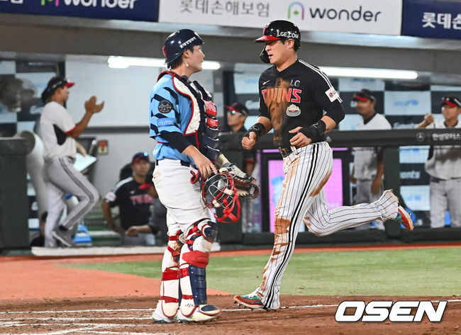 [OSEN=부산, 이석우 기자] 18일 부산 사직야구장에서 2024 신한 SOL 뱅크 KBO 리그 롯데 자이언츠와 LG 트윈스의 경기가 열렸다. 홈팀 롯데는 김진욱이 선발 출전하고 LG는 임찬규가 선발 출전했다.LG 트윈스 오지환이 8회초 2사 1루 이영빈 타석때 2루 도루 후 3루까지 쇄도, 볼 빠지는 사이 득점을 올리고 있다. 2024.09.18 / foto0307@osen.co.kr