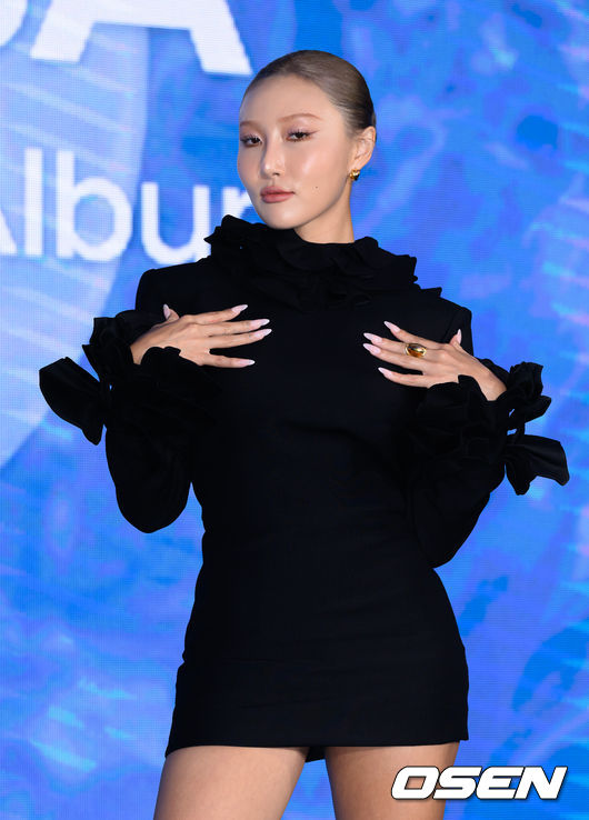 [OSEN=이대선 기자] 19일 오후 가수 화사(HWASA) 두 번째 미니앨범 ‘O(오)’ 발매 기념 기자간담회가 열렸다.  미니 2집 ‘O’는 화사의 긍정적인 애티튜드를 만나볼 수 있는 앨범으로, 타이틀 ‘NA’를 비롯해 ‘Road(로드)’ ‘HWASA(화사)’ ‘EGO(이고)’ ‘OK NEXT(오케이 넥스트)’ ‘just want to have some fun(저스트 원트 투 해브 썸 펀)’ ‘O’까지 총 일곱 개의 트랙이 수록된다.  화사가 포토타임을 가지고 있다. 2024.09.19 /sunday@osen.co.kr