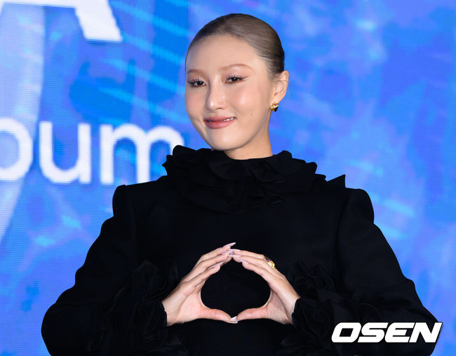 [OSEN=이대선 기자] 19일 오후 가수 화사(HWASA) 두 번째 미니앨범 ‘O(오)’ 발매 기념 기자간담회가 열렸다.  미니 2집 ‘O’는 화사의 긍정적인 애티튜드를 만나볼 수 있는 앨범으로, 타이틀 ‘NA’를 비롯해 ‘Road(로드)’ ‘HWASA(화사)’ ‘EGO(이고)’ ‘OK NEXT(오케이 넥스트)’ ‘just want to have some fun(저스트 원트 투 해브 썸 펀)’ ‘O’까지 총 일곱 개의 트랙이 수록된다.  화사가 포토타임을 가지고 있다. 2024.09.19 /sunday@osen.co.kr