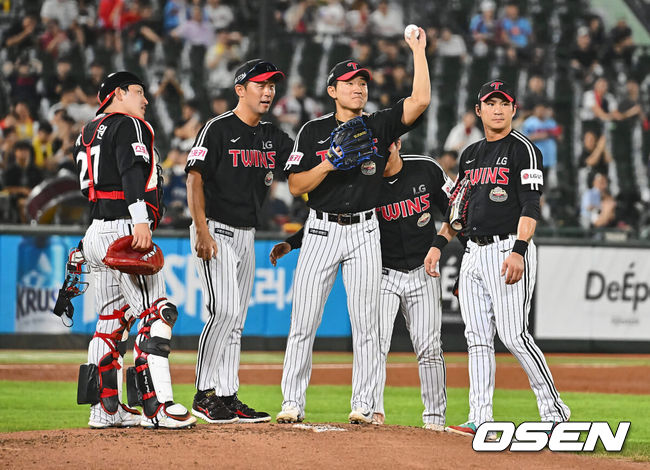 [OSEN=부산, 이석우 기자] 19일 부산 사직야구장에서 2024 신한 SOL 뱅크 KBO 리그 롯데 자이언츠와 LG 트윈스의 경기가 열렸다. 홈팀 롯데는 박세웅이 선발 출전하고 LG는 임준형이 선발 출전했다.LG 트윈스 선발 투수 임준형이 1회말 2사 1,2루 최원태와 교체되고 있다. 2024.09.19 / foto0307@osen.co.kr