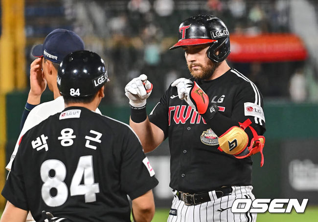 [OSEN=부산, 이석우 기자] 19일 부산 사직야구장에서 2024 신한 SOL 뱅크 KBO 리그 롯데 자이언츠와 LG 트윈스의 경기가 열렸다. 홈팀 롯데는 박세웅이 선발 출전하고 LG는 임준형이 선발 출전했다.LG 트윈스 오스틴이 9회초 1사 1,2루 좌익수 앞 1타점 안타를 치고 하이파이브를 하고 있다. 2024.09.19 / foto0307@osen.co.kr