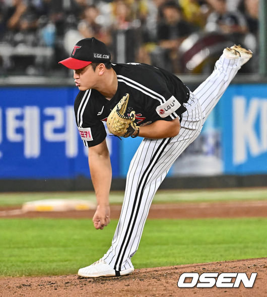 [OSEN=부산, 이석우 기자] 19일 부산 사직야구장에서 2024 신한 SOL 뱅크 KBO 리그 롯데 자이언츠와 LG 트윈스의 경기가 열렸다. 홈팀 롯데는 박세웅이 선발 출전하고 LG는 임준형이 선발 출전했다.LG 트윈스 최원태가 역투하고 있다. 2024.09.19 / foto0307@osen.co.kr