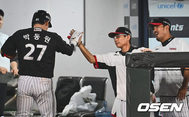 [OSEN=부산, 이석우 기자] 19일 부산 사직야구장에서 2024 신한 SOL 뱅크 KBO 리그 롯데 자이언츠와 LG 트윈스의 경기가 열렸다. 홈팀 롯데는 박세웅이 선발 출전하고 LG는 임준형이 선발 출전했다.LG 트윈스 박동원이 6회초 1사 좌중월 솔로 홈런을 치고 염경엽 감독과 하이파이브를 하고 있다. 2024.09.19 / foto0307@osen.co.kr