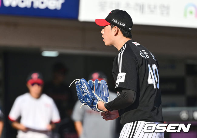 [OSEN=부산, 이석우 기자] 17일 부산 사직야구장에서 2024 신한 SOL 뱅크 KBO 리그 롯데 자이언츠와 LG 트윈스의 경기가 열렸다. 홈팀 롯데는 박진이 선발 출전하고 LG는 엔스가 선발 출전했다.LG 트윈스 이종준이 6회말 롯데 자이언츠 고승민에게 우월 역전 솔로 홈런을 맞고 박동원에게 무언가를 얘기하고 있다. 2024.09.17 / foto0307@osen.co.kr