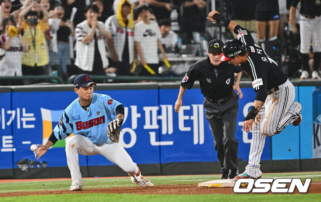 [OSEN=부산, 이석우 기자] 18일 부산 사직야구장에서 2024 신한 SOL 뱅크 KBO 리그 롯데 자이언츠와 LG 트윈스의 경기가 열렸다. 홈팀 롯데는 김진욱이 선발 출전하고 LG는 임찬규가 선발 출전했다.LG 트윈스 오지환이 8회초 2사 1루 이영빈 타석때 2루 도루 후 3루까지 쇄도, 볼 빠지는 사이 세이프되고 있다. 2024.09.18 / foto0307@osen.co.kr