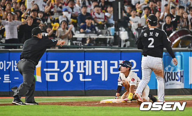 [OSEN=부산, 이석우 기자] 19일 부산 사직야구장에서 2024 신한 SOL 뱅크 KBO 리그 롯데 자이언츠와 LG 트윈스의 경기가 열렸다. 홈팀 롯데는 박세웅이 선발 출전하고 LG는 임준형이 선발 출전했다.롯데 자이언츠 황성빈이 5회말 무사 1루 고승민의 우익수 플라이 아웃때 3루를 쇄도했으나 아웃되고 있다. 2024.09.19 / foto0307@osen.co.kr