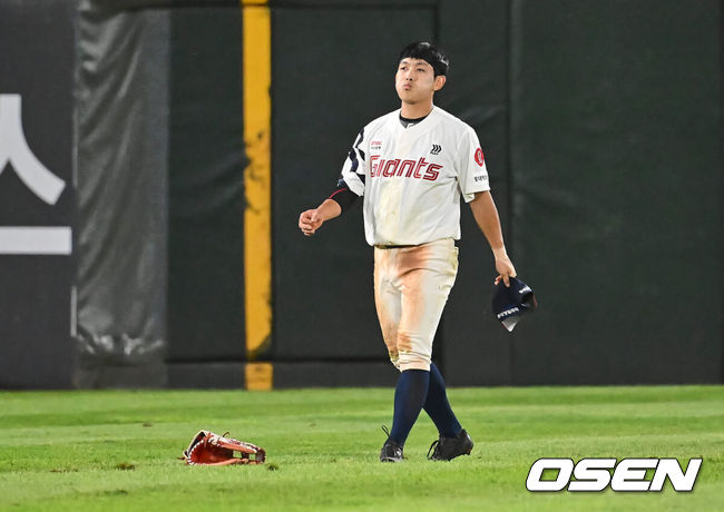 [OSEN=부산, 이석우 기자] 19일 부산 사직야구장에서 2024 신한 SOL 뱅크 KBO 리그 롯데 자이언츠와 LG 트윈스의 경기가 열렸다. 홈팀 롯데는 박세웅이 선발 출전하고 LG는 임준형이 선발 출전했다.롯데 자이언츠 황성빈이 7회초 1사 1루 LG 트윈스 김현수의 타구를 몸을 날려 잡으려 했으나 실패하고 아쉬워하고 있다. 2024.09.19 / foto0307@osen.co.kr