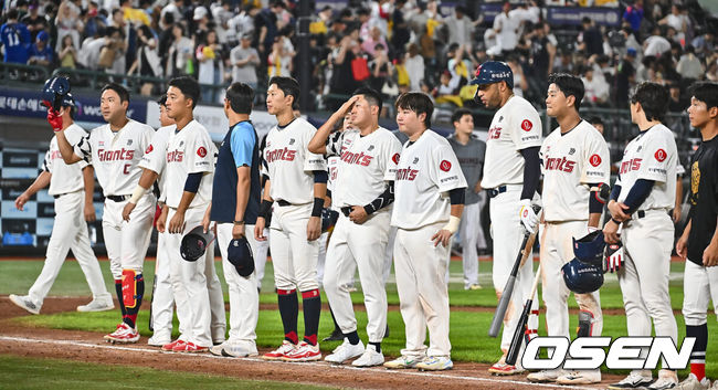 [OSEN=부산, 이석우 기자] 19일 부산 사직야구장에서 2024 신한 SOL 뱅크 KBO 리그 롯데 자이언츠와 LG 트윈스의 경기가 열렸다. 홈팀 롯데는 박세웅이 선발 출전하고 LG는 임준형이 선발 출전했다. 롯데 자이언츠 선수들이 LG 트윈스에 4-7로 패한후 어두운 표정을 짓고 있다. 2024.09.19 / foto0307@osen.co.kr