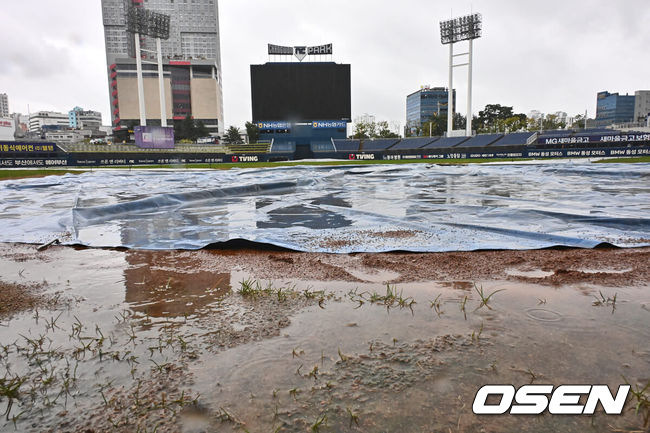 [OSEN=창원, 이석우 기자] 20일 창원NC파크에서 2024 신한 SOL 뱅크 KBO 리그 NC 다이노스와 롯데 자이언츠의 경기가 열린다. 홈팀 NC는 요키시가 선발 출전하고 방문팀 롯데는 반즈가 선발 출전한다. 창원NC파크에 많은 비가 내리고 있다. 2024.09.20 / foto0307@osen.co.kr