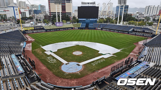 [OSEN=창원, 이석우 기자] 20일 창원NC파크에서 2024 신한 SOL 뱅크 KBO 리그 NC 다이노스와 롯데 자이언츠의 경기가 열린다. 홈팀 NC는 요키시가 선발 출전하고 방문팀 롯데는 반즈가 선발 출전한다. 창원NC파크에 많은 비가 내리고 있다. 2024.09.20 / foto0307@osen.co.kr