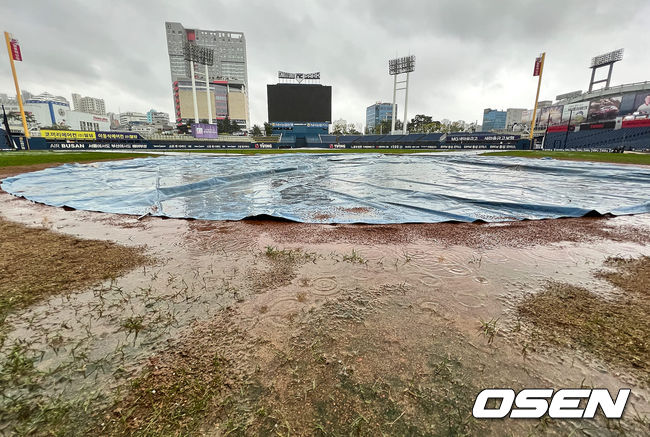 [OSEN=창원, 이석우 기자] 20일 창원NC파크에서 2024 신한 SOL 뱅크 KBO 리그 NC 다이노스와 롯데 자이언츠의 경기가 열린다. 홈팀 NC는 요키시가 선발 출전하고 방문팀 롯데는 반즈가 선발 출전한다. 창원NC파크에 많은 비가 내리고 있다. 2024.09.20 / foto0307@osen.co.kr