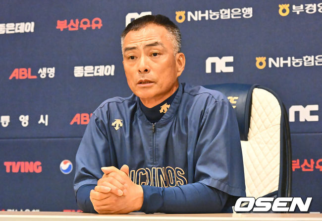 [OSEN=창원, 이석우 기자] 20일 창원NC파크에서 2024 신한 SOL 뱅크 KBO 리그 NC 다이노스와 롯데 자이언츠의 경기가 열린다. NC 다이노스가 강인권 감독과의 계약을 해지했다.공필성 NC 다이노스 감독 대행이 기자들과 인터뷰를 하고 있다. 2024.09.20 / foto0307@osen.co.kr