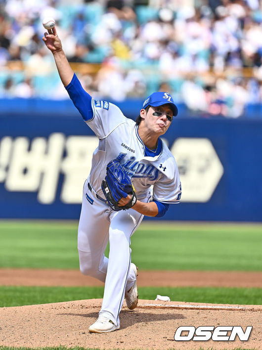 [OSEN=대구, 이석우 기자] 1일 대구삼성라이온즈파크에서 2024 신한 SOL 뱅크 KBO 리그 삼성 라이온즈와 KIA 타이거즈의 경기가 열렸다. 홈팀 삼성은 원태인이 방문팀 KIA는 스타우트가 선발 출전했다. 삼성 라이온즈 선발 투수 원태인이 역투하고 있다. 2024.09.01 / foto0307@osen.co.kr