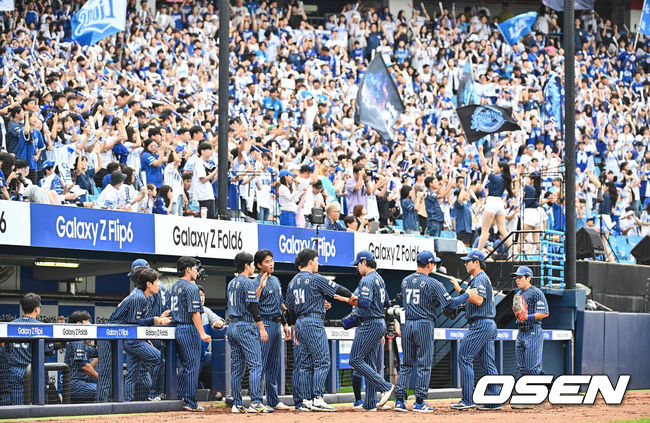 [OSEN=대구, 이석우 기자] 22일 대구삼성라이온즈파크에서 2024 신한 SOL 뱅크 KBO 리그 삼성 라이온즈와 키움 히어로즈의 경기가 열렸다. 홈팀 삼성은 원태인이 방문팀 키움은 후라도가 선발 출전했다. 삼성 라이온즈 선수들이 팬들의 응원을 받으며 1회초 수비를 마치고 더그아웃으로 들어오고 있다. 2024.09.22 / foto0307@osen.co.kr