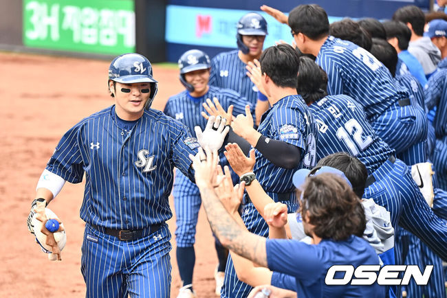 [OSEN=대구, 이석우 기자] 22일 대구삼성라이온즈파크에서 2024 신한 SOL 뱅크 KBO 리그 삼성 라이온즈와 키움 히어로즈의 경기가 열렸다. 홈팀 삼성은 원태인이 방문팀 키움은 후라도가 선발 출전했다. 삼성 라이온즈 박병호가 1회말 2사 1,2루 좌중월 3점 홈런을 치고 하이파이브를 하고 있다. 2024.09.22 / foto0307@osen.co.kr