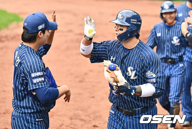 [OSEN=대구, 이석우 기자] 22일 대구삼성라이온즈파크에서 2024 신한 SOL 뱅크 KBO 리그 삼성 라이온즈와 키움 히어로즈의 경기가 열렸다. 홈팀 삼성은 원태인이 방문팀 키움은 후라도가 선발 출전했다. 삼성 라이온즈 박병호가 1회말 2사 1,2루 좌중월 3점 홈런을 치고 하이파이브를 하고 있다. 2024.09.22 / foto0307@osen.co.kr