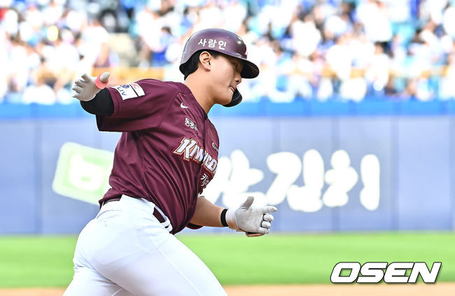 [OSEN=대구, 이석우 기자] 22일 대구삼성라이온즈파크에서 2024 신한 SOL 뱅크 KBO 리그 삼성 라이온즈와 키움 히어로즈의 경기가 열렸다. 홈팀 삼성은 원태인이 방문팀 키움은 후라도가 선발 출전했다. 키움 히어로즈 김건희가 9회초 2사 1,2루 좌월 3점 홈런을 치고 하이파이브를 하고 있다. 2024.09.22 / foto0307@osen.co.kr