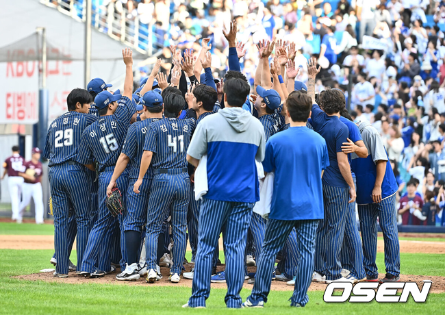 [OSEN=대구, 이석우 기자] 삼성 라이온즈 선수들이 키움 히어로즈에 9-8로 승리, 2위를 확정짓고 기쁨을 나누고 있다. 2024.09.22 / foto0307@osen.co.kr