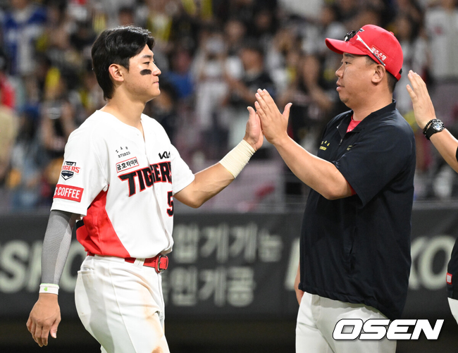 [OSEN=광주, 이대선 기자] KIA 김도영이 이범호 감독과 승리의 기쁨을 나누고 있다. 2024.09.23 /sunday@osen.co.kr