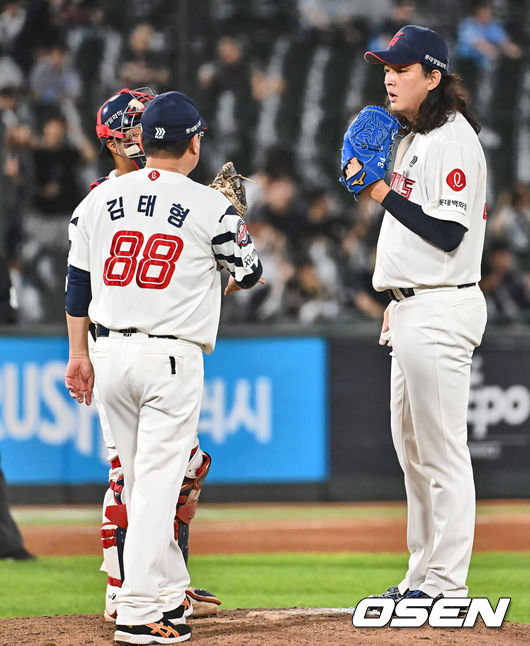 [OSEN=부산, 이석우 기자] 4일 부산 사직야구장에서 2024 신한 SOL 뱅크 KBO 리그 롯데 자이언츠와 KT 위즈의 경기가 열렸다. 홈팀 롯데는 윌커슨이 선발 출전하고 KT는 벤자민이 선발 출전했다.롯데 자이언츠 김태형 감독이 9회초 2사 2루 KT 위즈 배정대에게 1타점 적시타를 맞은 김원중과 얘기하고 있다. 2024.09.04 / foto0307@osen.co.kr