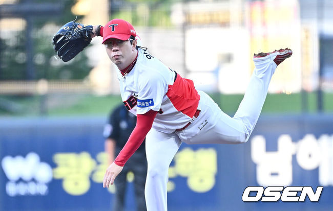 [OSEN=광주, 이석우 기자] 21일 광주-기아 챔피언스필드에서 2024 신한 SOL 뱅크 KBO 리그 KIA 타이거즈와 롯데 자이언츠의 경기가 열렸다. 홈팀 KIA는 양현종이 선발 출전하고 방문팀 롯데는 박세웅이 선발 출전했다.KIA 타이거즈 선발투수 양현종이 역투하고 있다. 2024.08.21 / foto0307@osen.co.kr