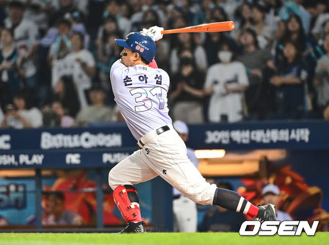 [OSEN=창원, 이석우 기자] 14일 창원NC파크에서 2024 신한 SOL 뱅크 KBO 리그 NC 다이노스와 삼성 라이온즈의 경기가 열렸다. 홈팀 NC는 신민혁이 방문팀 삼성은 코너가 선발 출전한다. NC 다이노스 손아섭이 6회말 무사 우월 동점 솔로 홈런을 치고 있다. 2024.06.14 / foto0307@osen.co.kr