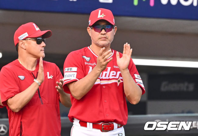 [OSEN=부산, 이석우 기자] 8일 부산 사직야구장에서 2024 신한 SOL 뱅크 KBO 리그 롯데 자이언츠와 SSG 랜더스의 경기가 열렸다. 홈팀 롯데는 반즈가 선발 출전하고 SSG는 엘리아스가 선발 출전했다.SSG 랜더스 이숭용 감독이 롯데 자이언츠에 11-6으로 승리한 후 선수들에게 칭찬의 박수를 치고 있다. 2024.09.08 / foto0307@osen.co.kr